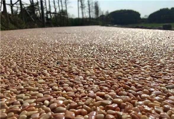 如何區(qū)分露骨料透水混凝土和膠粘石透水地坪？